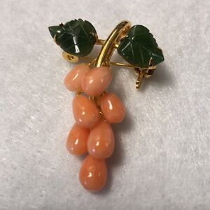 VINTAGE JADE Brooch Pin Excellent Condition Goldtone Hardware